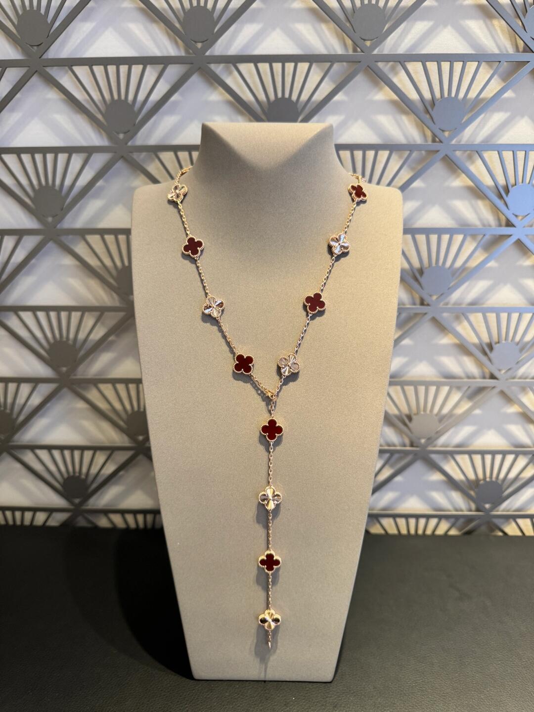 [Limara] CLOVER 20 MOTIFS LASER CARNELIAN NECKLACE