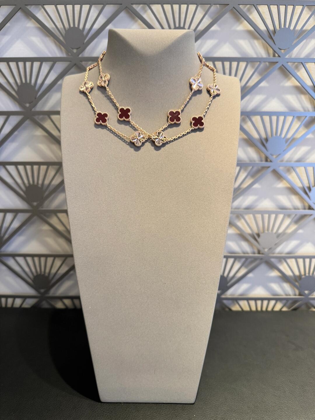 [Limara] CLOVER 20 MOTIFS LASER CARNELIAN NECKLACE