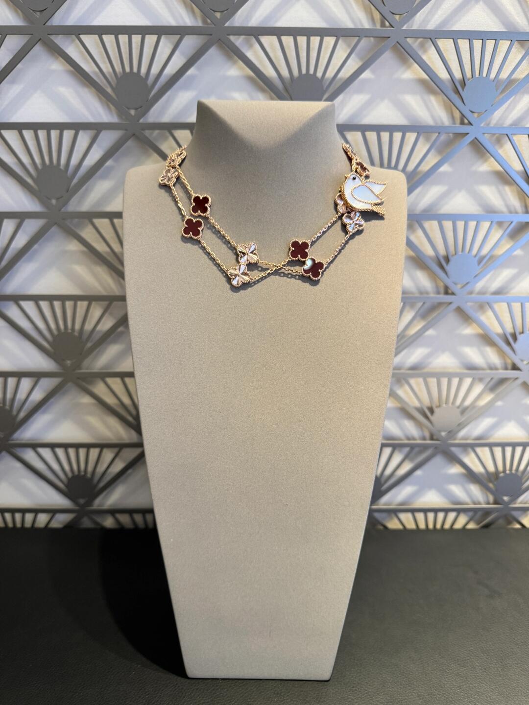 [Limara] CLOVER 20 MOTIFS LASER CARNELIAN NECKLACE