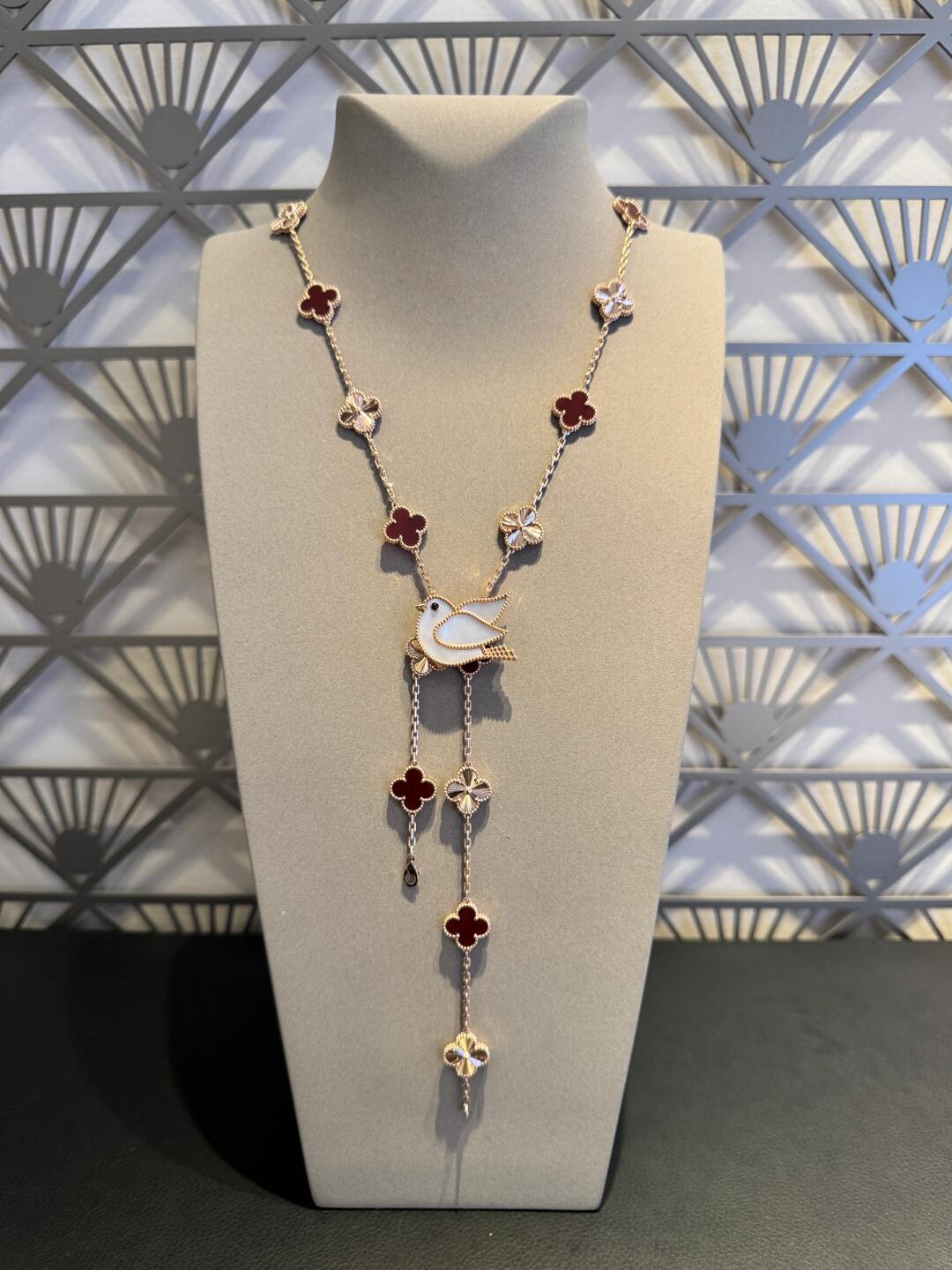 [Limara] CLOVER 20 MOTIFS LASER CARNELIAN NECKLACE