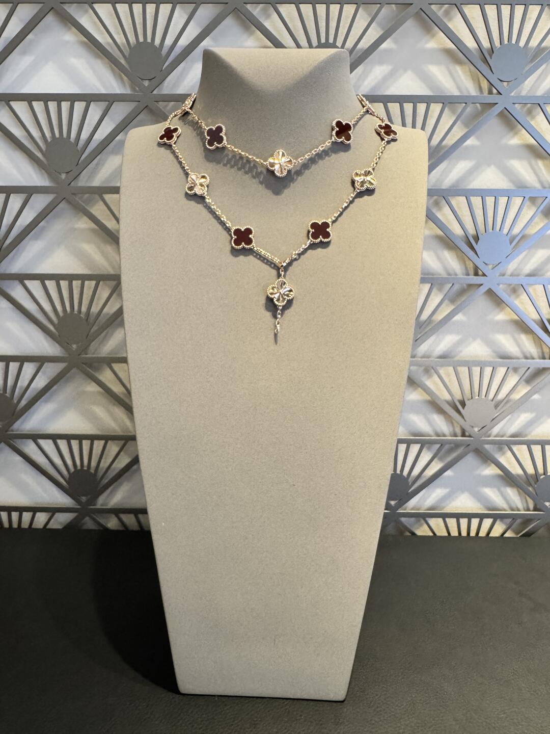 [Limara] CLOVER 20 MOTIFS LASER CARNELIAN NECKLACE