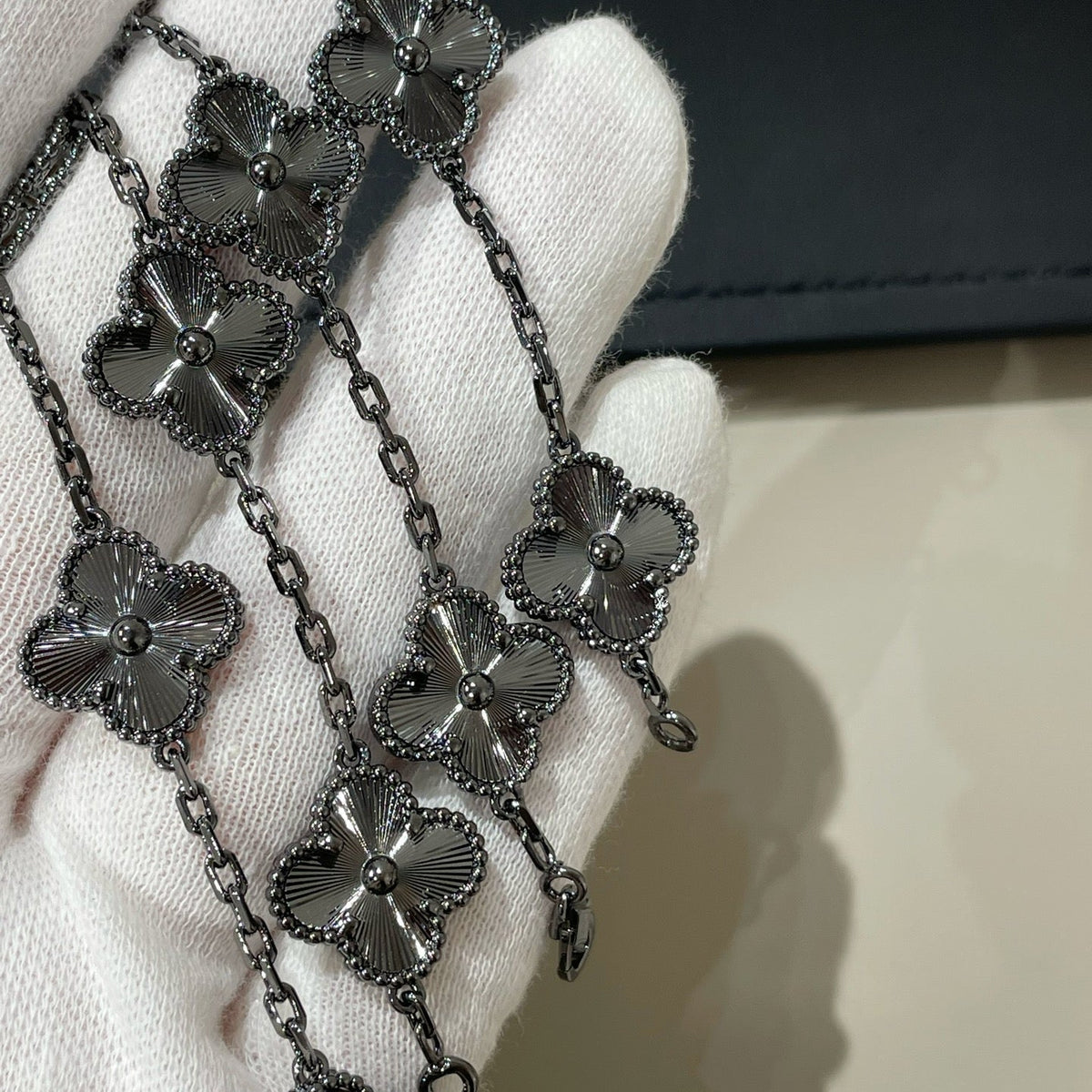 [Limara]CLOVER 5 MOTIF BLACK BRACELET