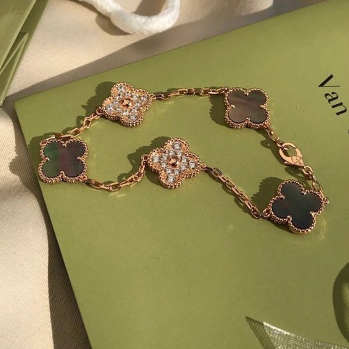 [Limara]LUCKY CLOVER 5-MOTIF BRACELET - GREY MOTHER-OF-PEARL COLLECTION