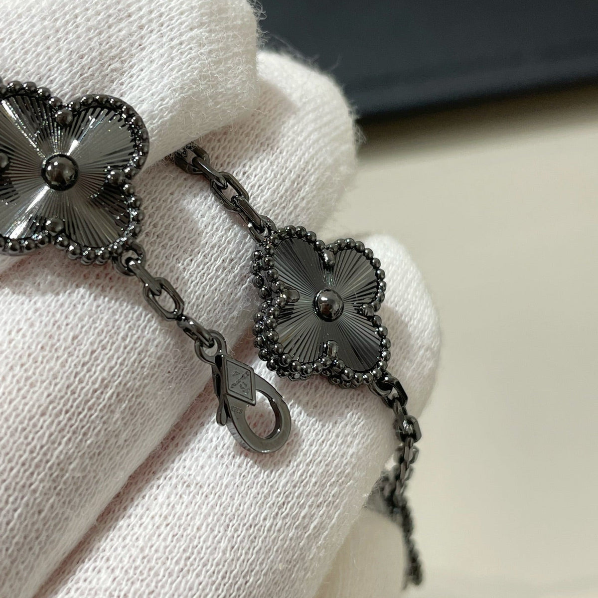 [Limara]CLOVER 5 MOTIF BLACK BRACELET