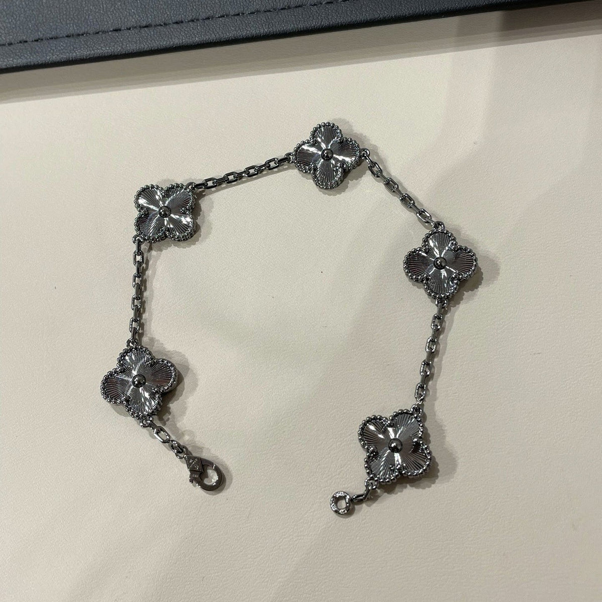 [Limara]CLOVER 5 MOTIF BLACK BRACELET