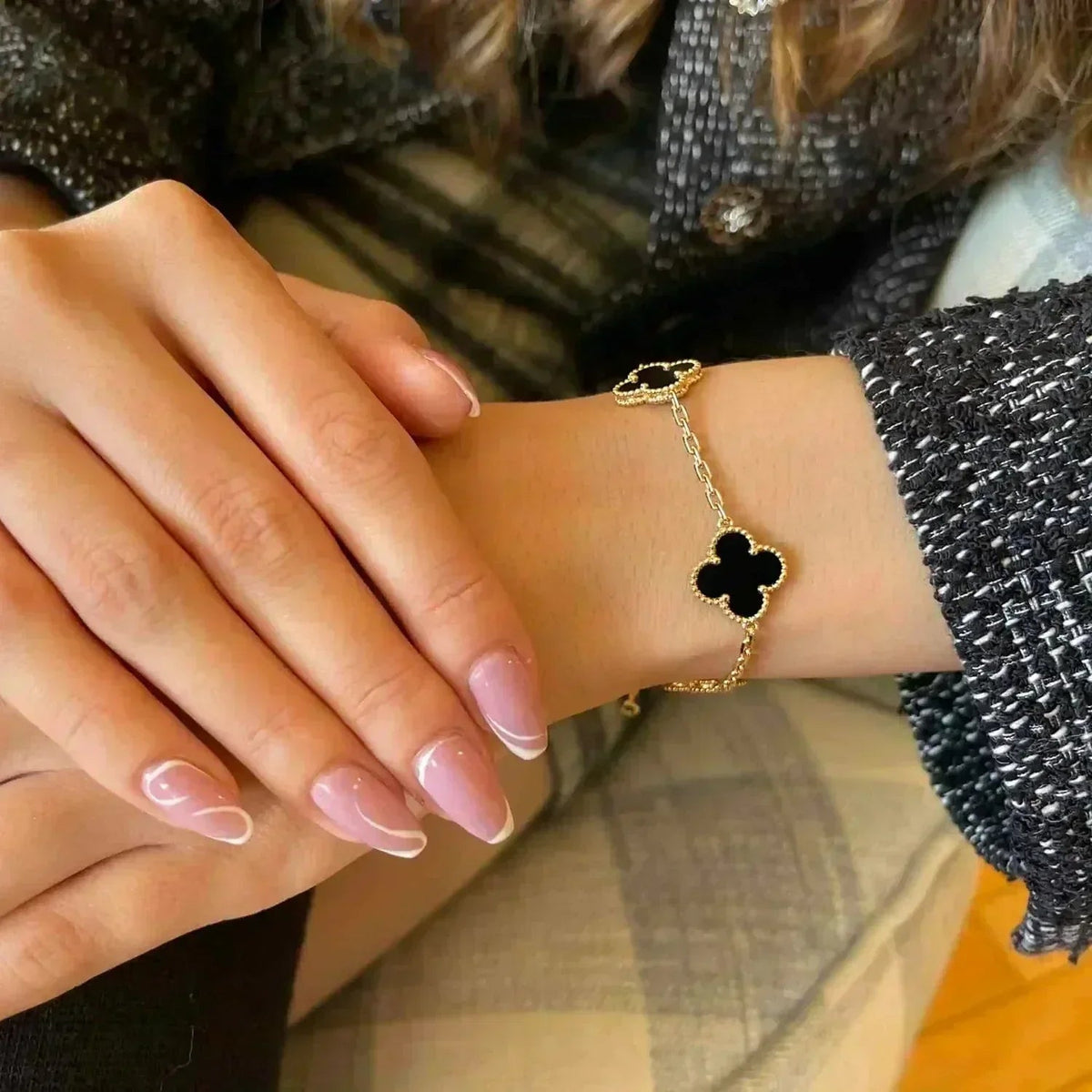 [Limara]LUCKY CLOVER 5-MOTIF BRACELET - BLACK OXNY COLLECTION