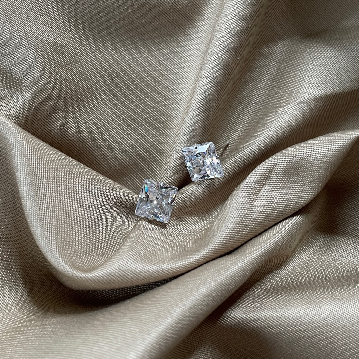 [Limara]Stylish Shiny Square Center Stone Stud Earrings