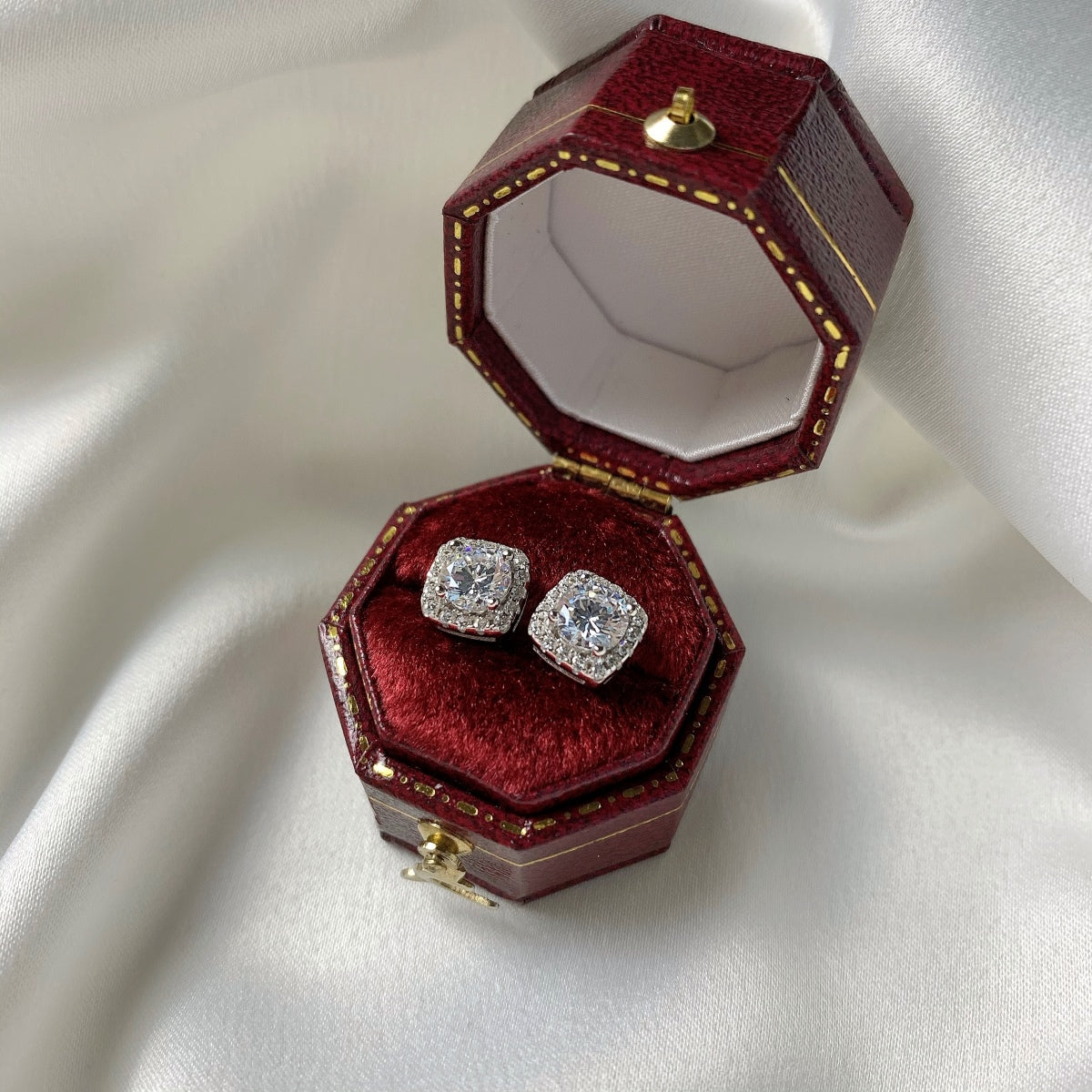[Limara]Classic Round Center Stone Stud Earrings