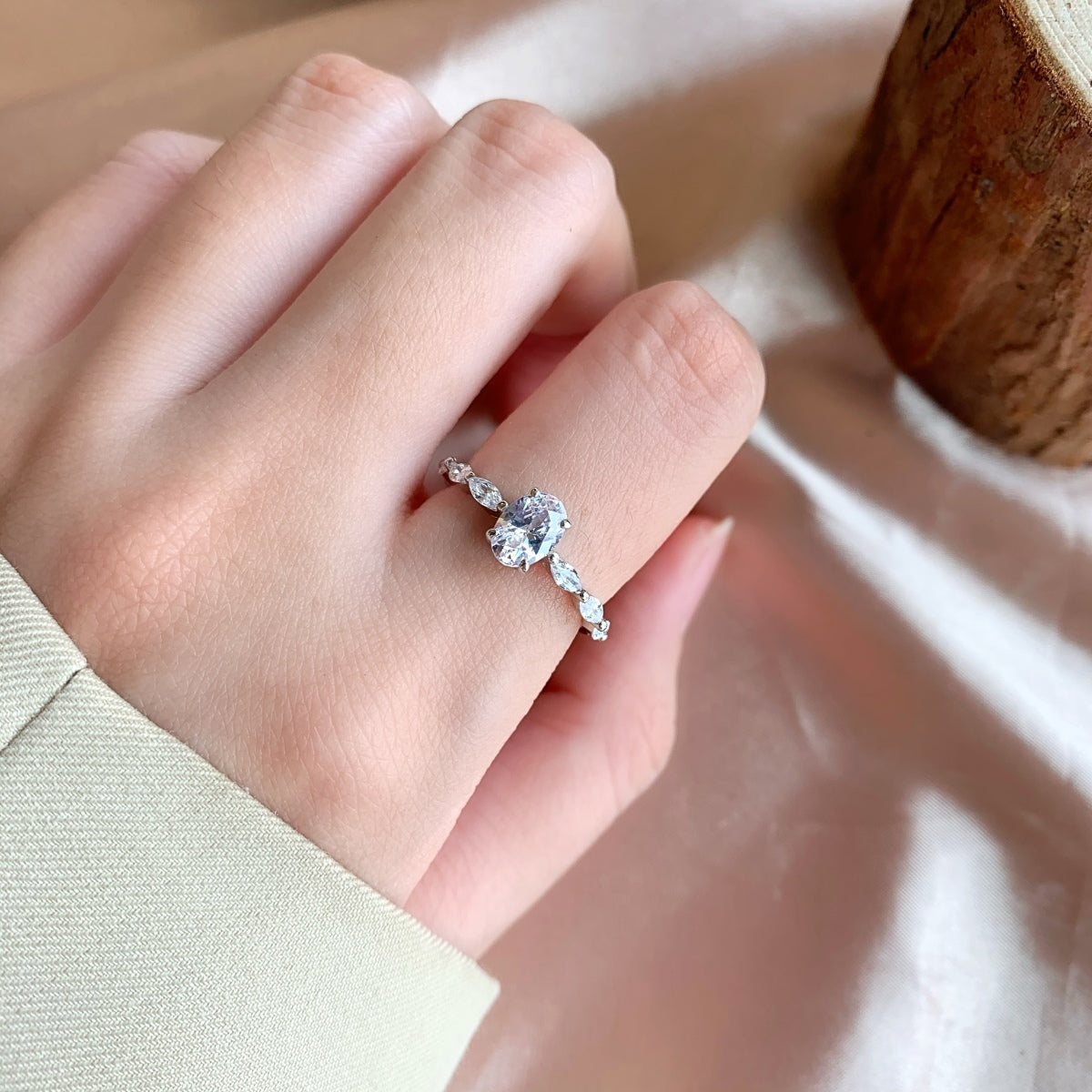 [Limara]0.75 Carat Luxurious Vibrant Elongated Cushion Cut Daily Ring
