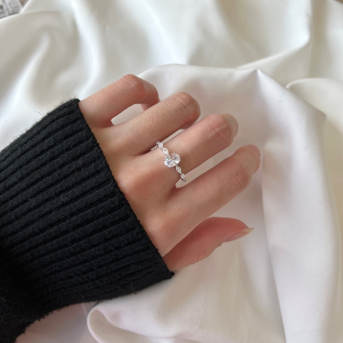 [Limara]0.75 Carat Luxurious Vibrant Elongated Cushion Cut Daily Ring