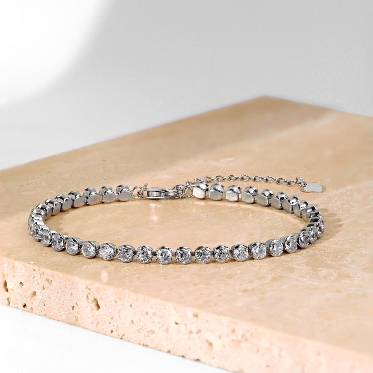 [Limara]Ornate  Sparkling Round Cut Daily Bracelet