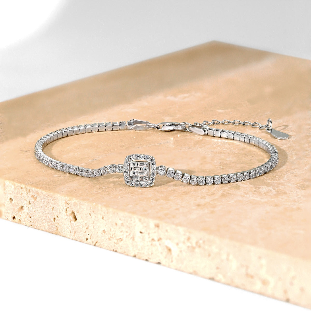 [Limara]Luxurious Dazzling Square Shape Banquet Bracelet