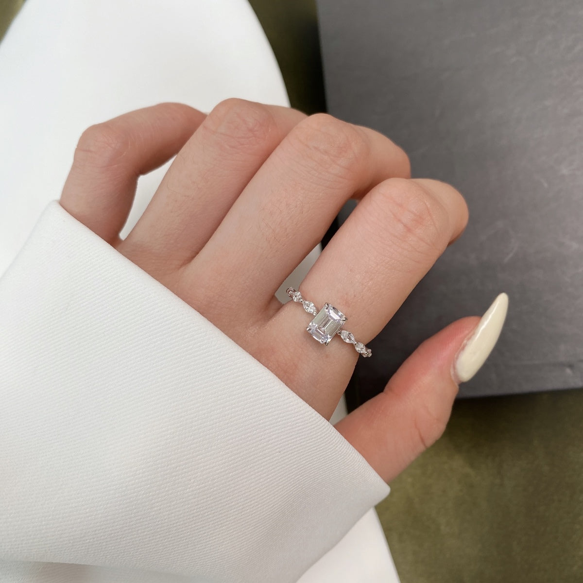 [Limara]1.0 Carat Dainty Resplendent Radiant Cut Daily Ring