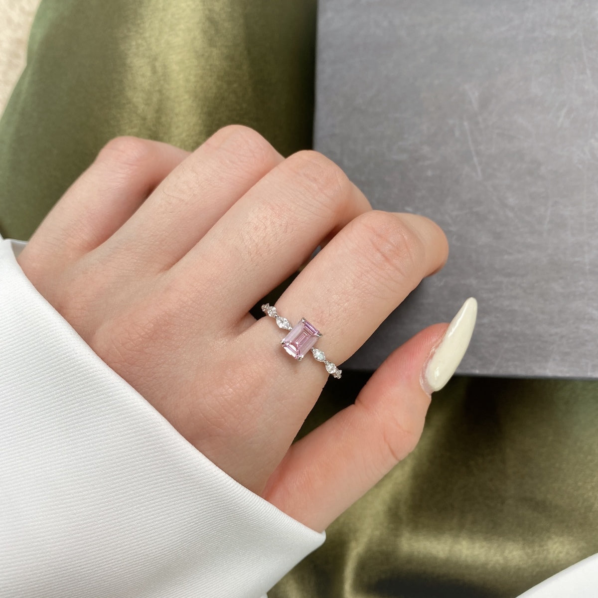 [Limara]1.0 Carat Dainty Resplendent Radiant Cut Daily Ring