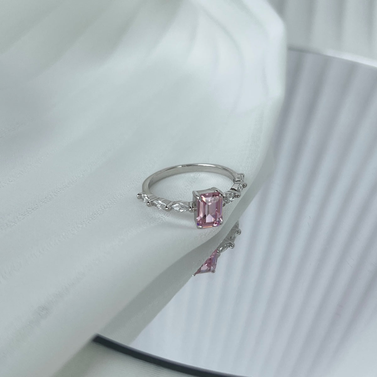 [Limara]1.0 Carat Dainty Resplendent Radiant Cut Daily Ring
