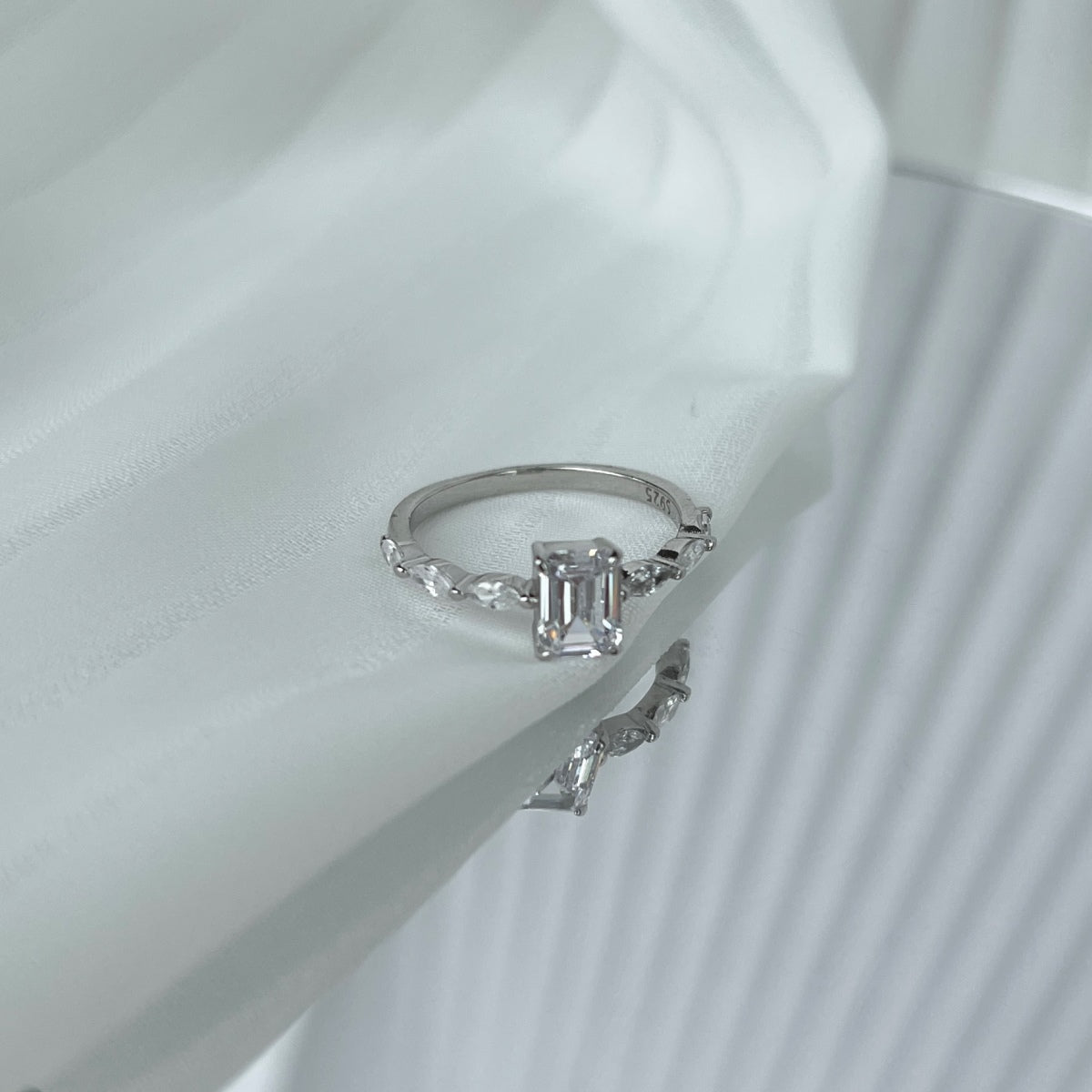 [Limara]1.0 Carat Dainty Resplendent Radiant Cut Daily Ring