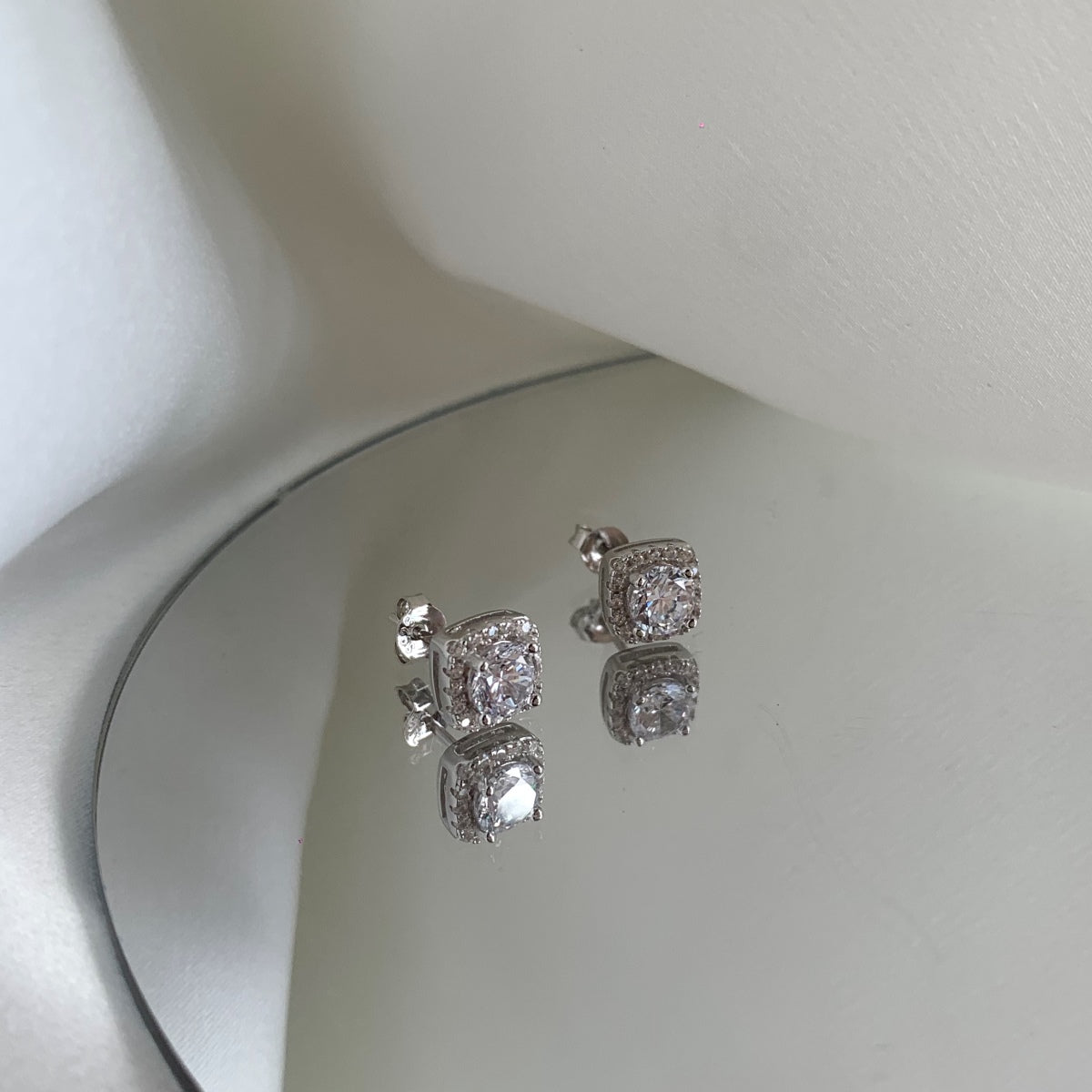 [Limara]Classic Round Center Stone Stud Earrings