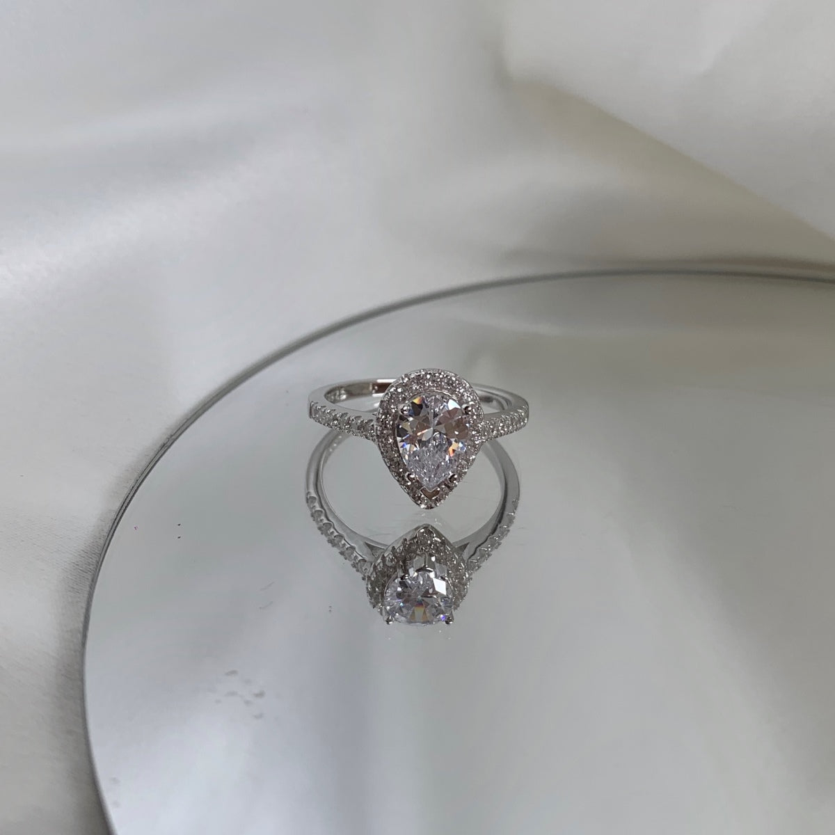 [Limara]1.0 Carat Luxurious Resplendent Water Drop Shape Wedding Ring