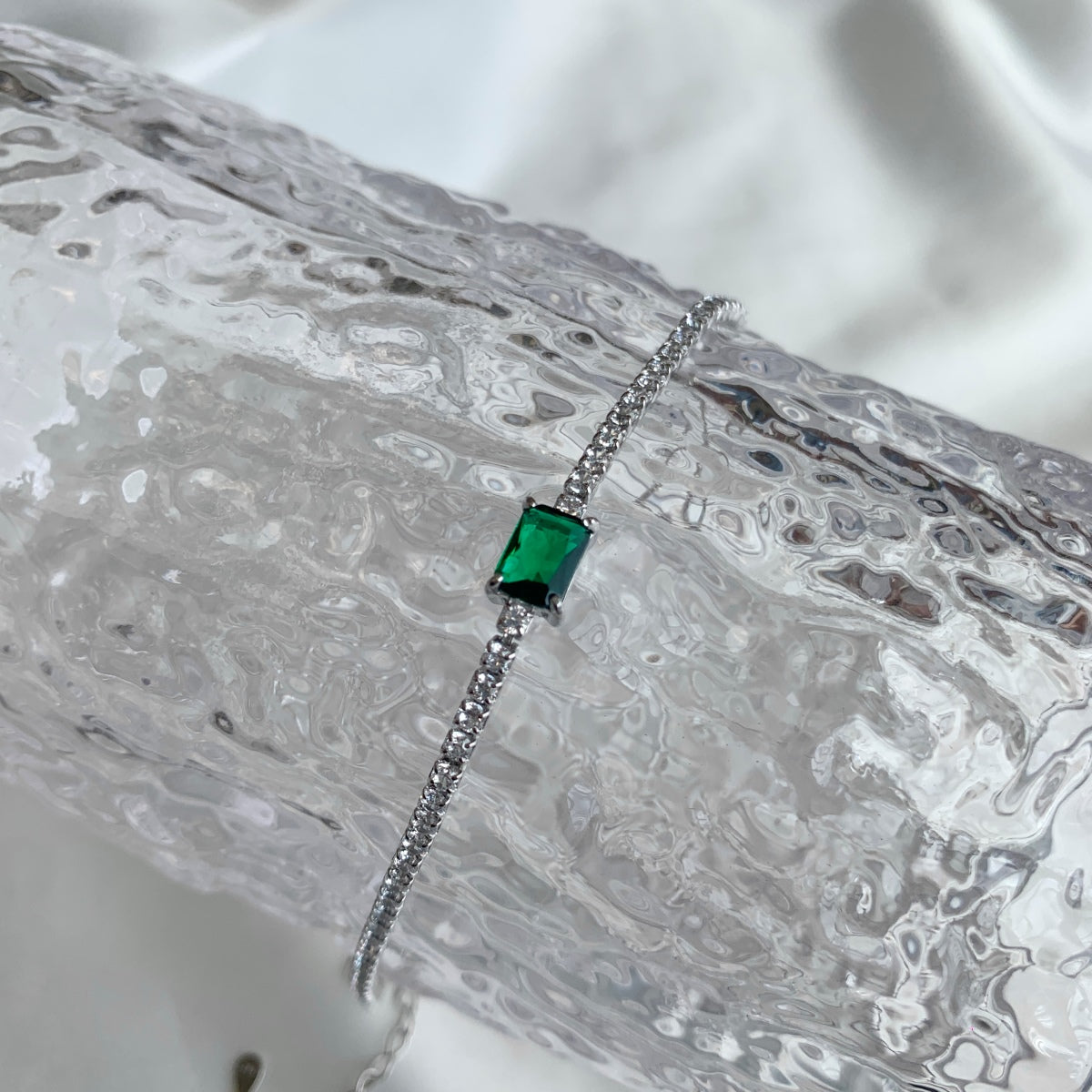 [Limara]1.0 Carat Unique Emerald Cut Banquet Bracelet