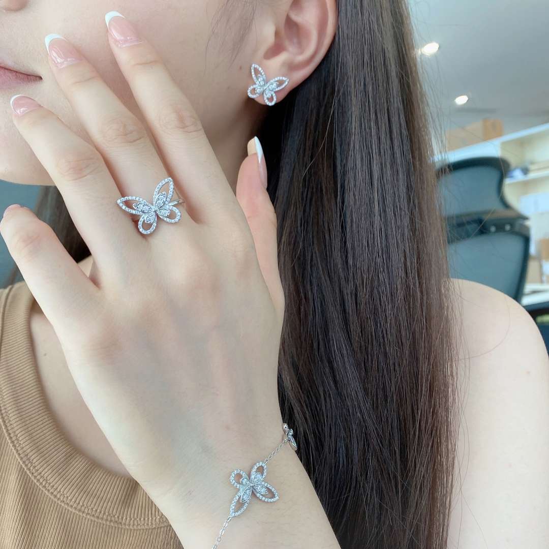 [Limara]Delicate Butterfly Pendant Bracelet