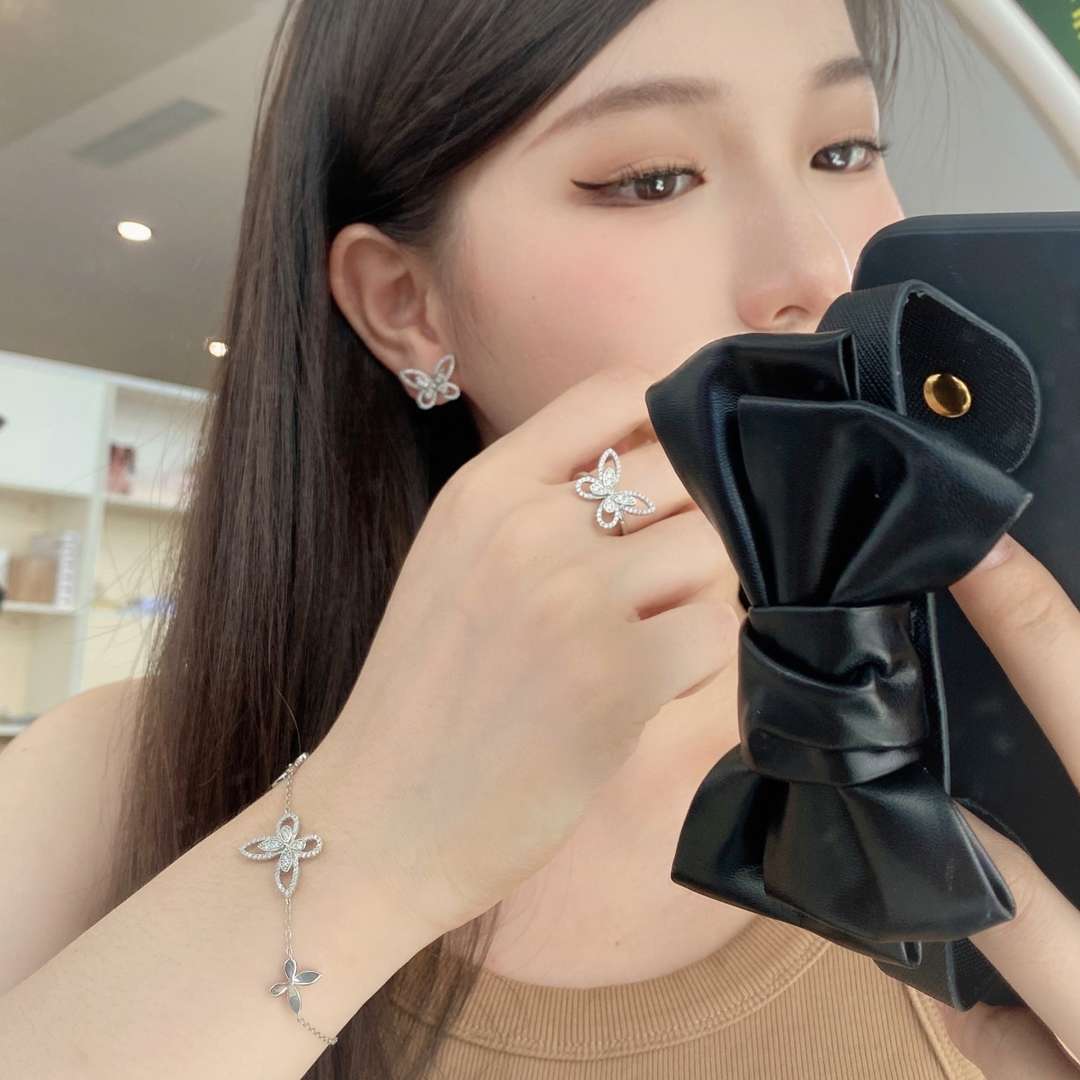 [Limara]Delicate Butterfly Pendant Bracelet