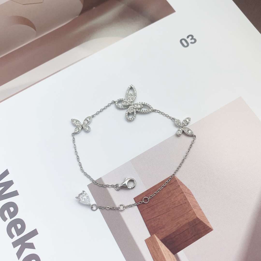 [Limara]Delicate Butterfly Pendant Bracelet