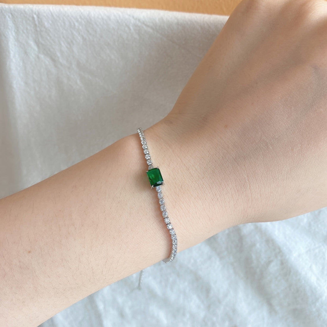 [Limara]1.0 Carat Unique Emerald Cut Banquet Bracelet