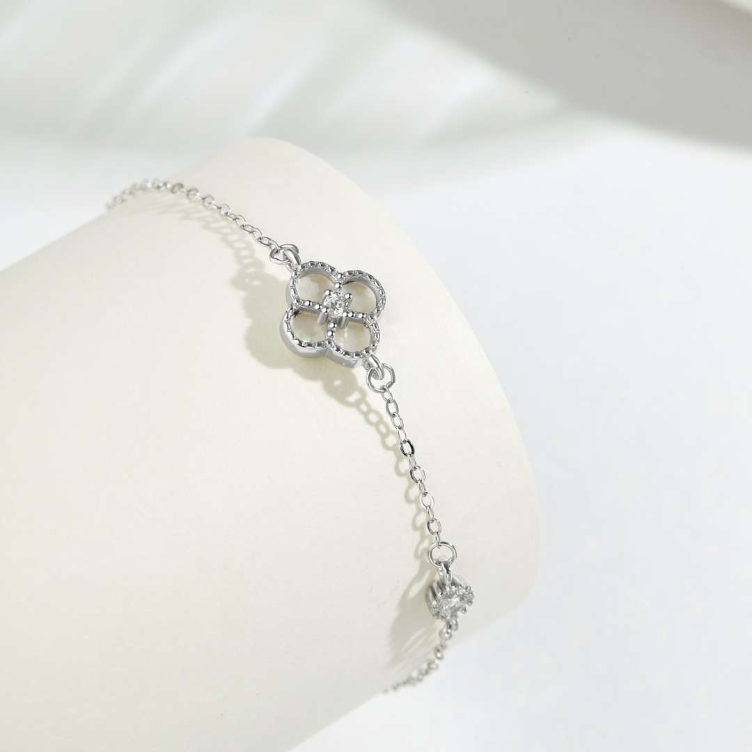 [Limara]Delicate Four Leaf Clover Bracelet