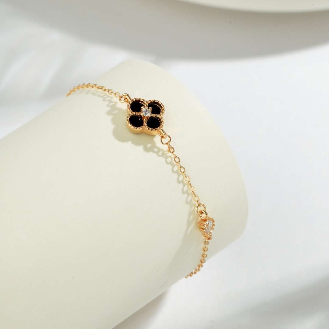 [Limara]Delicate Four Leaf Clover Bracelet