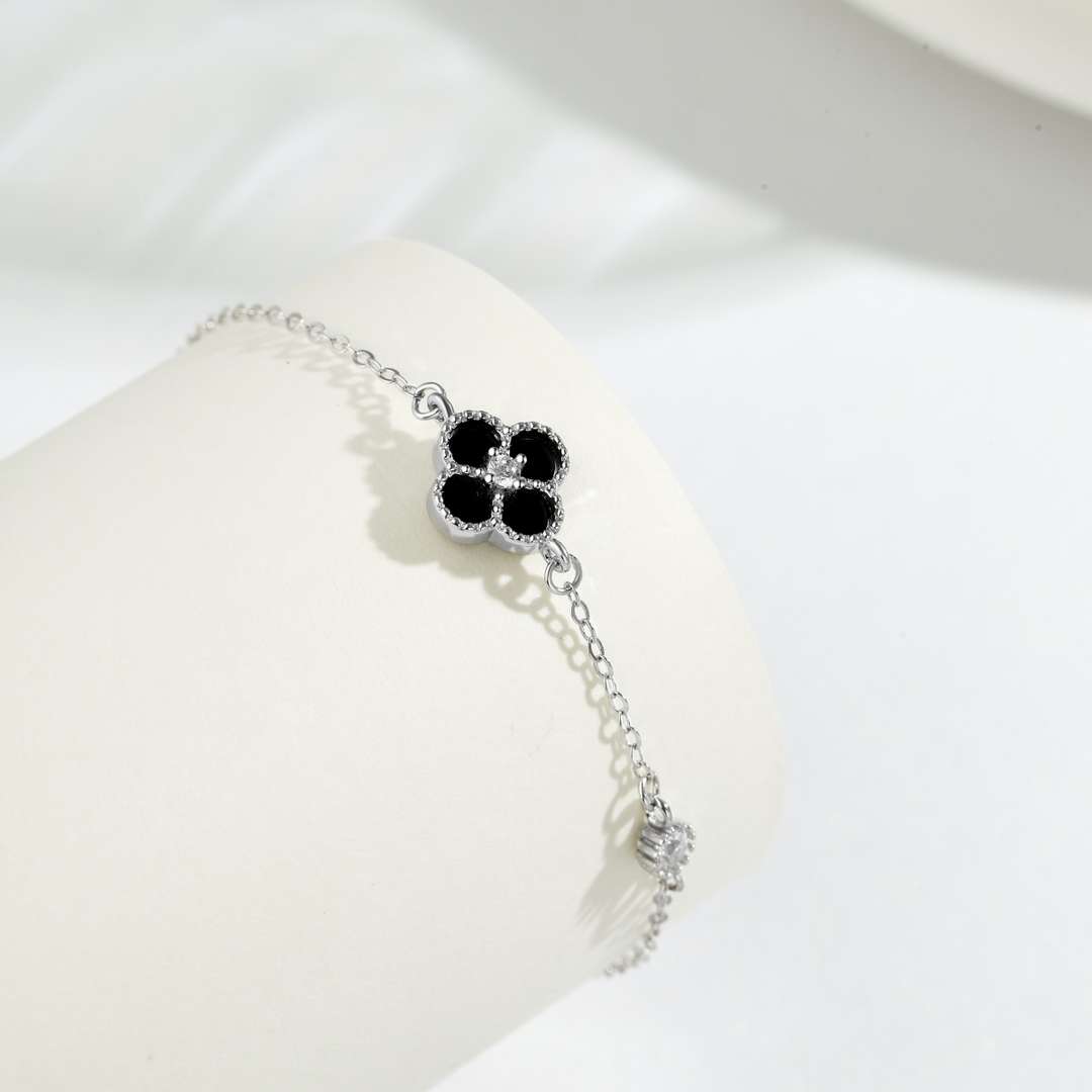 [Limara]Delicate Four Leaf Clover Bracelet