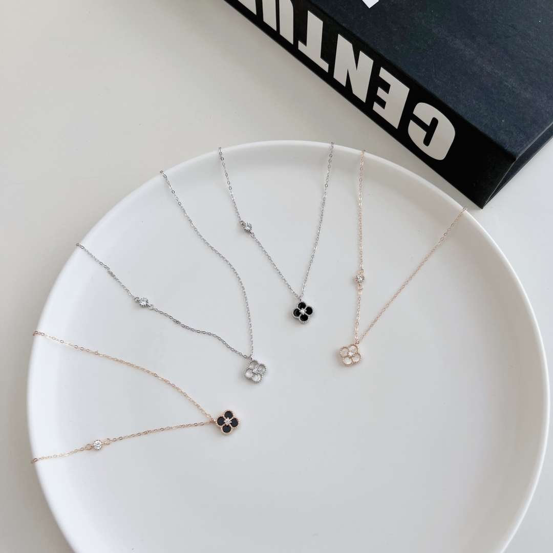 [Limara]Delicate Flower Shape Necklace