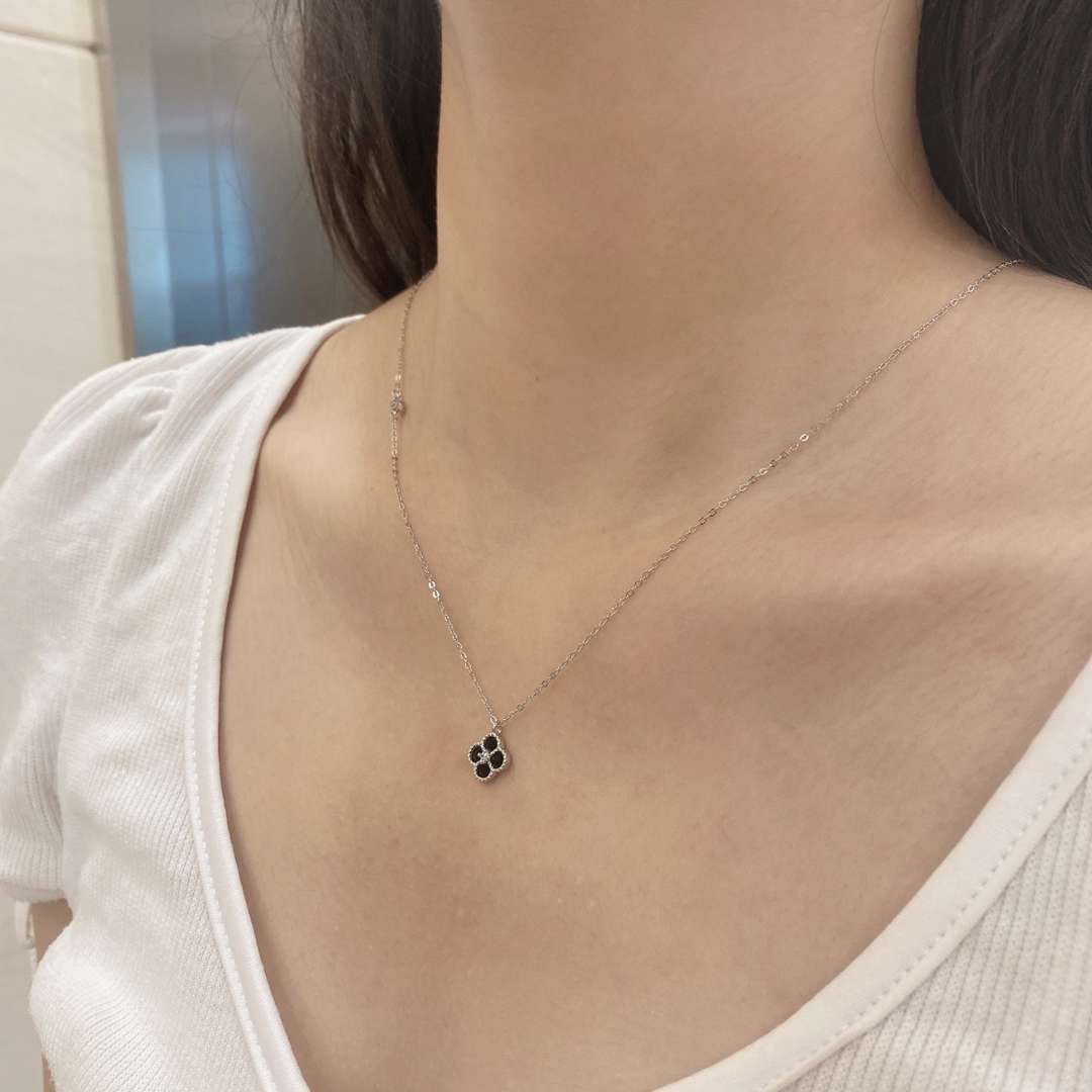 [Limara]Delicate Flower Shape Necklace