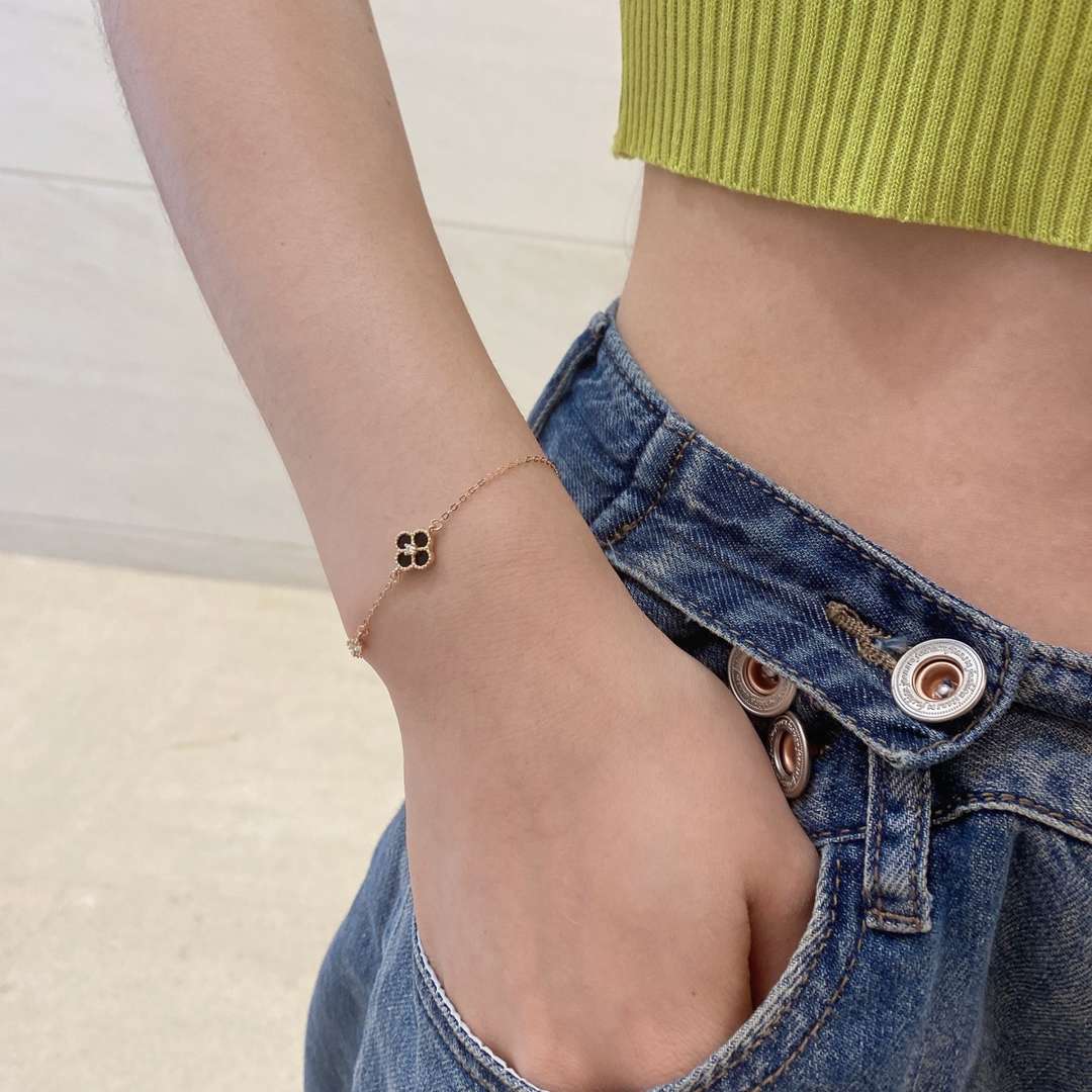 [Limara]Delicate Four Leaf Clover Bracelet
