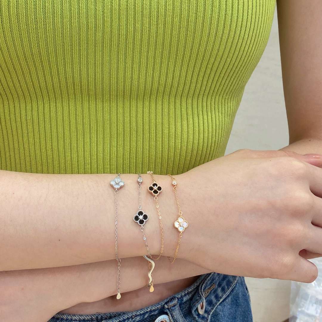 [Limara]Delicate Four Leaf Clover Bracelet