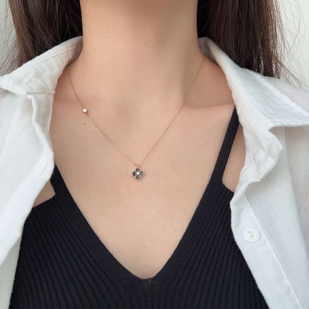 [Limara]Delicate Flower Shape Necklace