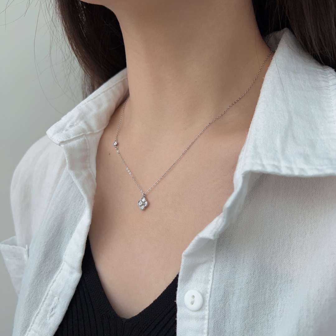 [Limara]Delicate Flower Shape Necklace