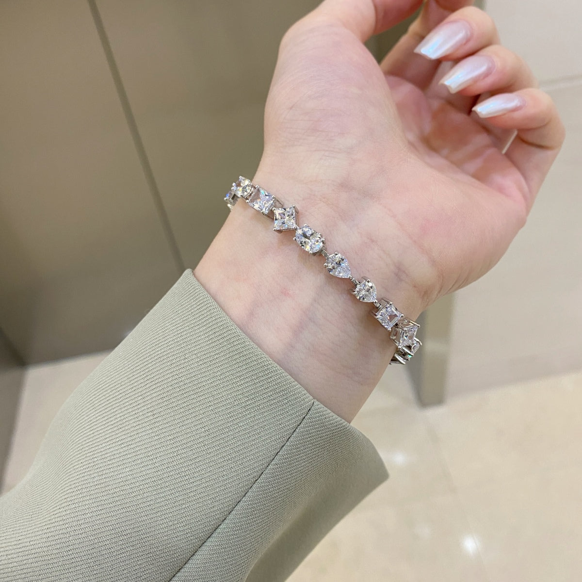 [Limara]Unique Exquisite Multi Cut Daily Bracelet