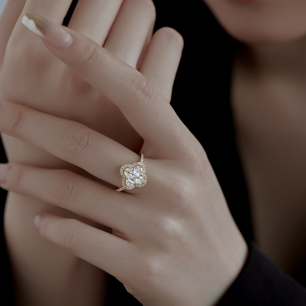 [Limara]Luxurious Eternity Flower Shape Banquet Ring