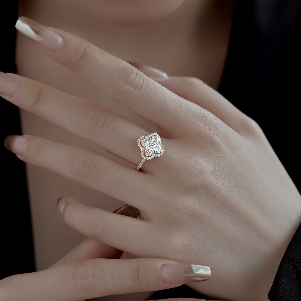 [Limara]Luxurious Eternity Flower Shape Banquet Ring