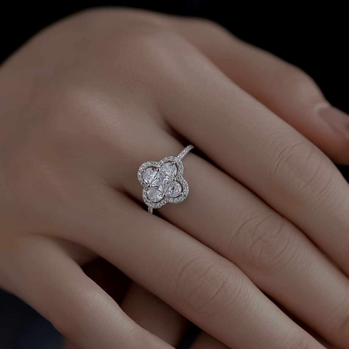 [Limara]Luxurious Eternity Flower Shape Banquet Ring
