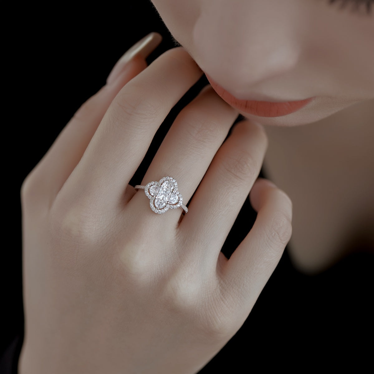 [Limara]Luxurious Eternity Flower Shape Banquet Ring