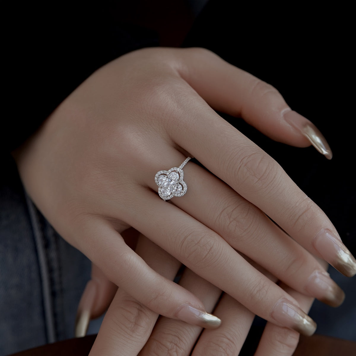 [Limara]Luxurious Eternity Flower Shape Banquet Ring