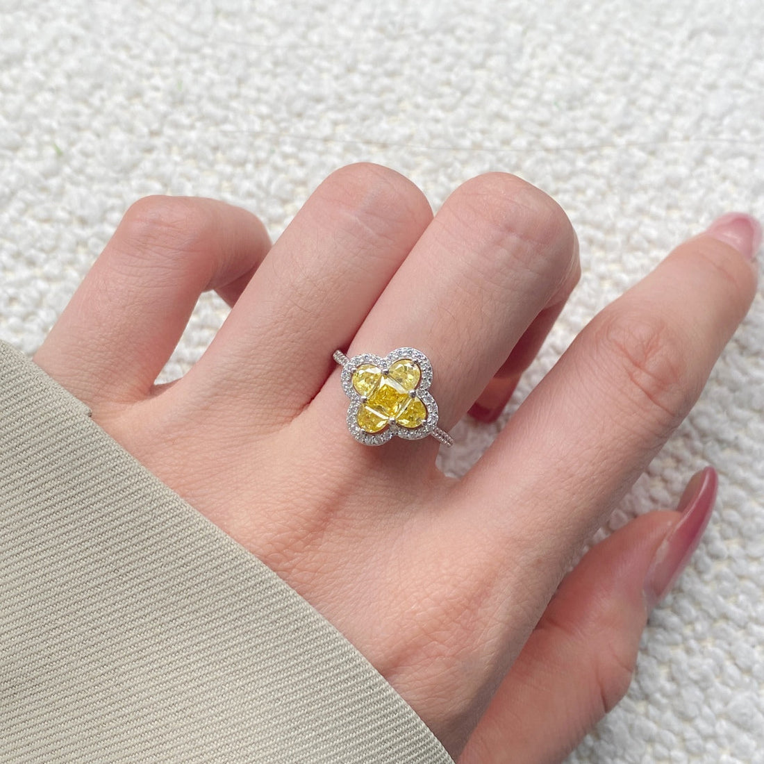 [Limara]Luxurious Eternity Flower Shape Banquet Ring
