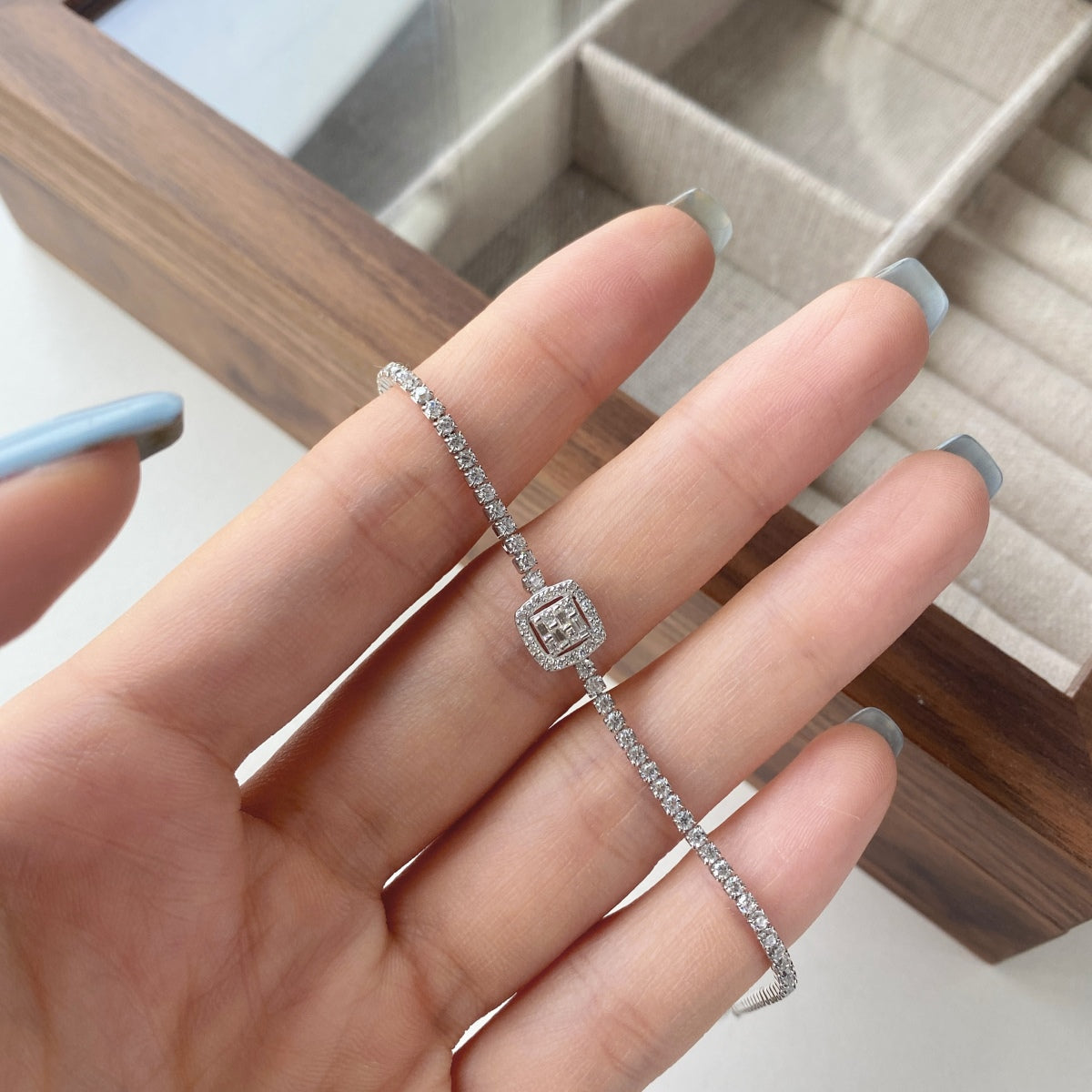 [Limara]Luxurious Dazzling Square Shape Banquet Bracelet