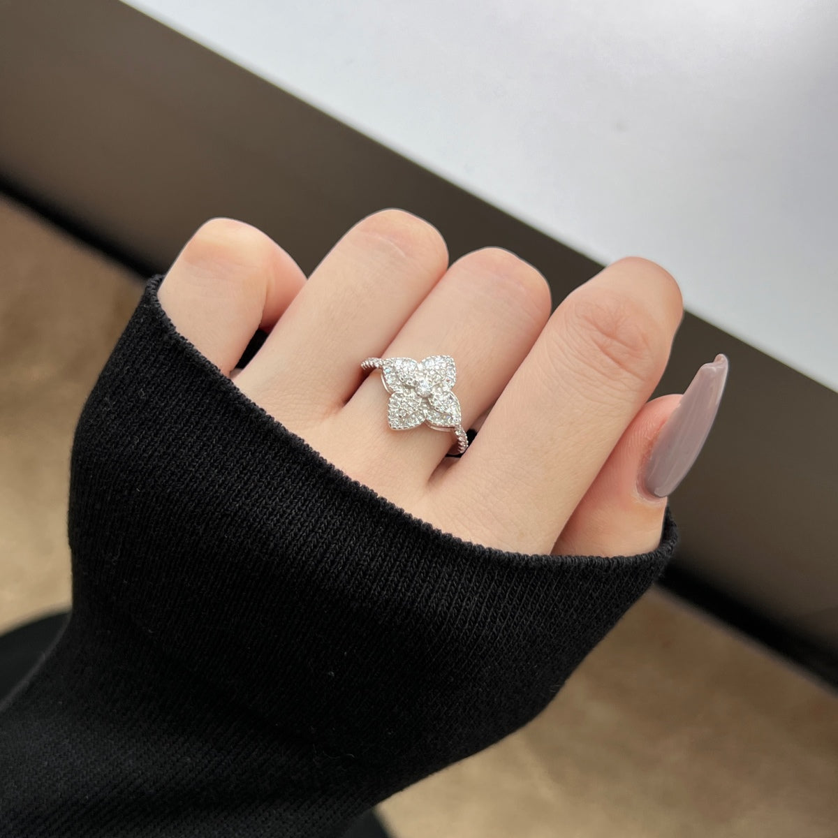 [Limara]Luxurious Colorful Flower Shape Banquet Ring