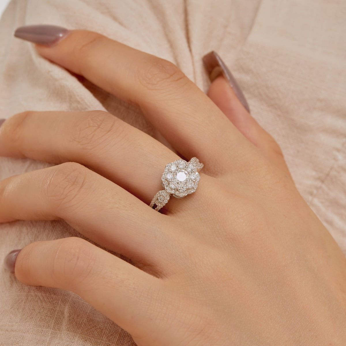 [Limara]Delicate Colorful Round Cut Flower Shape Wedding Ring