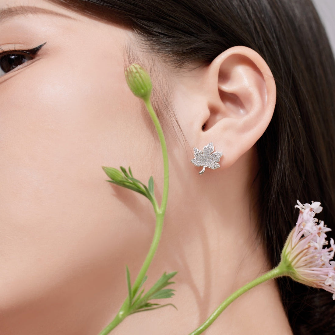 [Limara]Exquisite Maple Leaf Design Earrings
