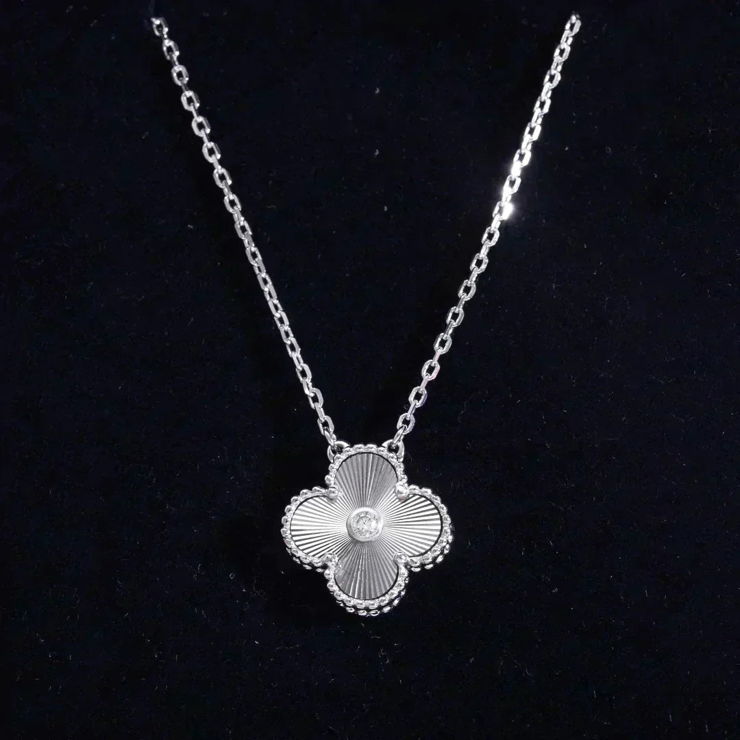 [Limara] CLOVER  15MM DIAMOND LASER NECKLACE SILVER