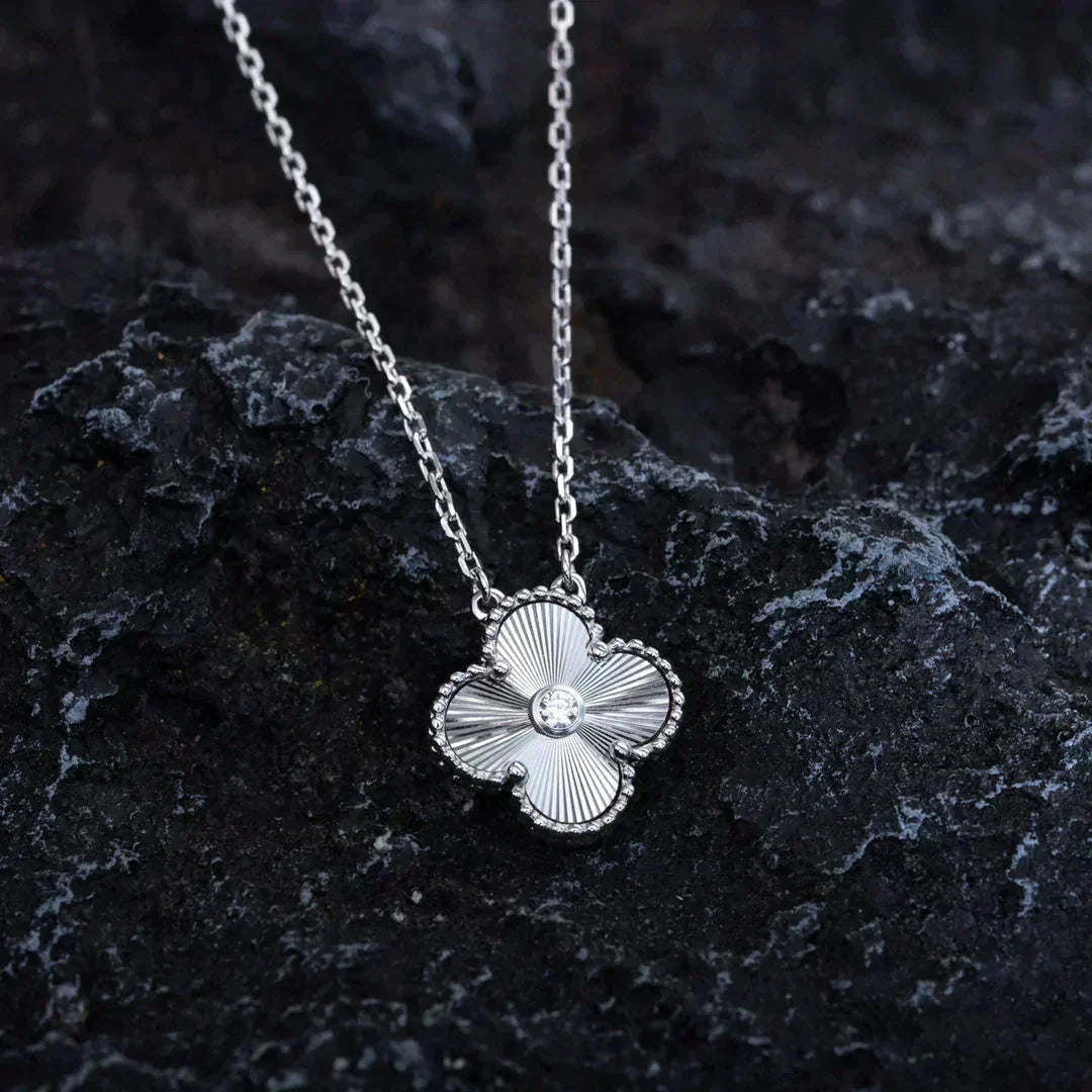 [Limara] CLOVER  15MM DIAMOND LASER NECKLACE SILVER