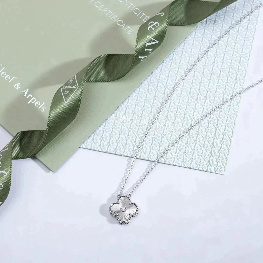 [Limara] CLOVER  15MM DIAMOND LASER NECKLACE SILVER